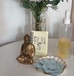 Buddha-figur, olie og blomster i klinikken